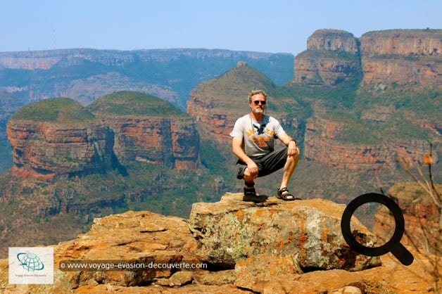 Composé principalement de grès rouge, le Blyde River Canyon forme la partie Nord de l'escarpement des montagnes de Drakensberg. Troisième plus grand canyon du monde selon l'office du tourisme, réputé deuxième plus grand canyon d'Afrique, après le Fish River Canyon en Namibie, le Blyde River Canyon est la quatrième attraction touristique du pays. Ce canyon est impressionnant, il fait 26 kilomètres de longueur et 750 mètres en moyenne de profondeur. Il est traversé par la rivière Blyde. 