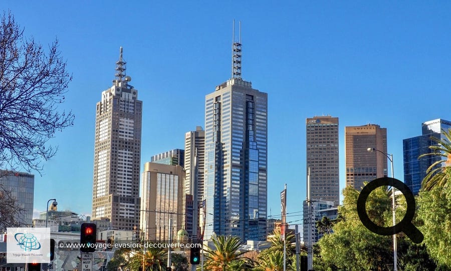 Melbourne est la capitale de l'État du Victoria. Elle a été fondée par des colons libres en 1835, 47 ans après l'installation de la première colonie pénitentiaire européenne à Sydney, comme une zone de mise en valeur agricole autour du fleuve Yarra. 