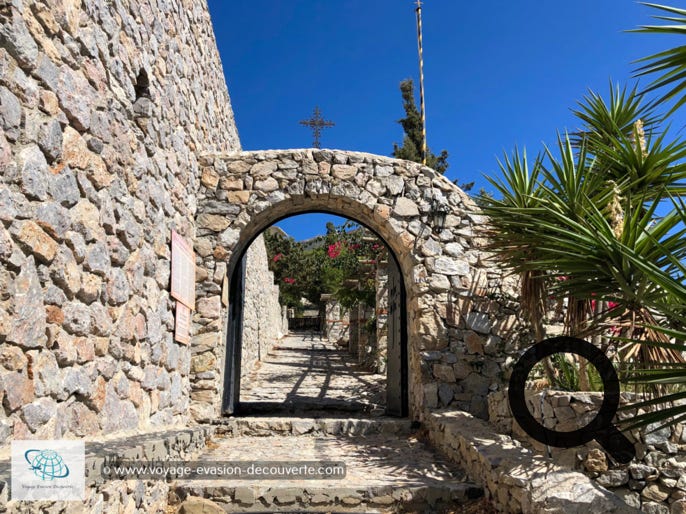 En partant de Pyrgos, vous devez continuer sur la route en direction du  mont Profitis Ilias qui se trouve juste au dessus du village.  Une route en lacets vous y emmène directement. Vous découvrirez le Monastère du prophète Elias qui se trouve tout en haute de la montagne à 565 m au-dessus de la mer. 