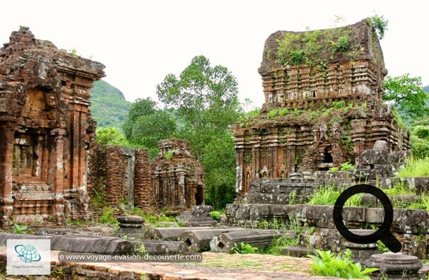 Inscrit au patrimoine mondiale de l’UNESCO, Mỹ Sơn a été construit à la fin du IVe siècle jusqu'au XIIIe siècle. C’est un ensemble de temples chams dont les racines spirituelles le rattachent à l'hindouisme. 