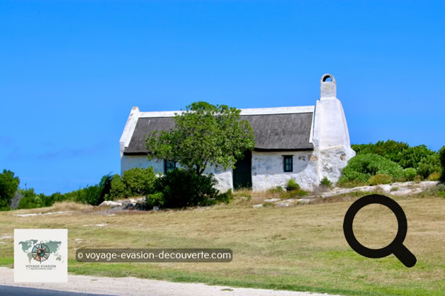 Ce joli village de pêcheurs, caractérisé par ses maisons blanchies à la chaux et au toit de chaume, est reste intact et a été déclaré monument national dans son intégralité. Encore maintenant, les pêcheurs partent toujours en mer dans des bateaux du style de l’époque qui aurait été familier aux habitants au début du XIXe siècle.