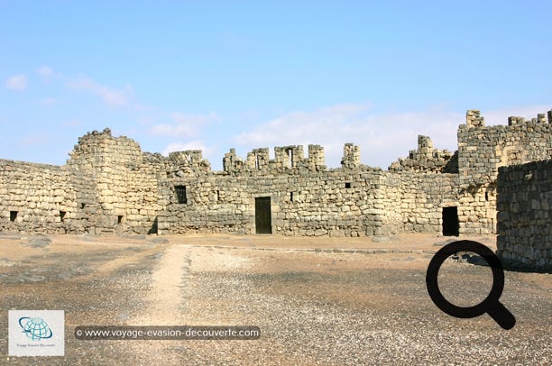 Le troisième était le superbe château Qasr Azraq - Forteresse Bleue. Le château est construit en basalte noir trouvé localement. Les portes en pierre sont très lourdes, 1 tonne pour chacune des parties de la porte principale et 3 tonnes pour les simples portes. Elles peuvent assez facilement se déplacer, grâce à l'huile de palmier. Le choix inhabituel de la pierre s'explique en partie par l'absence de tout bois à proximité, à part le bois de palmier, impropre à ce genre de construction. 