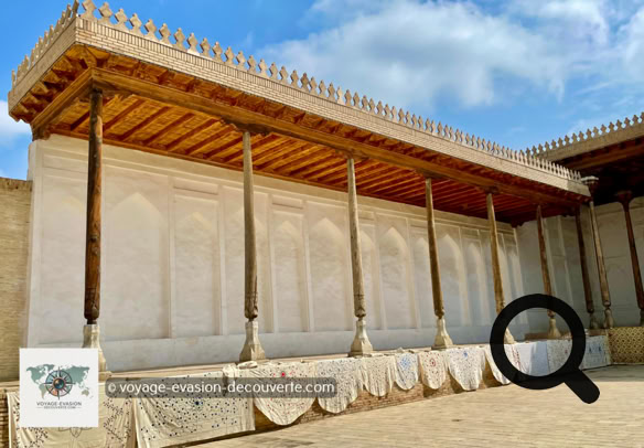 Dominant la vieille ville de Boukhara, la citadelle Ark se dresse fièrement sur une colline artificielle, comme un  symbole de puissance et de résistance. Véritable forteresse royale, elle fut pendant plus de dix siècles le cœur politique et religieux de la ville, abritant les émirs, leurs familles, leurs gardes et tout un petit monde de serviteurs, de scribes et de soldats.