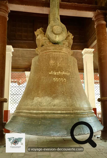 Le roi Bodawpaya a également fait couler une cloche gigantesque pour accompagner son énorme stupa. La cloche de Mingun, pesant 90 tonnes, est aujourd'hui la deuxième plus grande cloche qui sonne au monde.