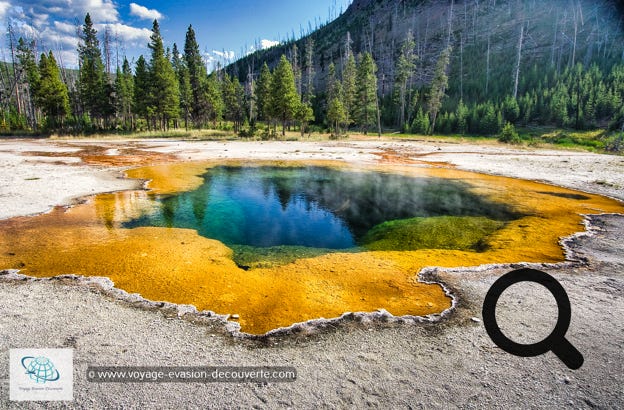 Cette partie du parc, regroupe des sources d’eaux chaudes et de geysers. Nommé ainsi pour son sable noir en obsidienne, ce bassin d’eau chaude a une température de 93 °C.  L'obsidienne, qui est une roche volcanique vitreuse et riche en silice, se forme lorsque la lave se refroidit trop rapidement et devient la matière première naturelle du verre. Ce sable d'obsidienne rare couvre une grande partie du bassin de sable noir. 