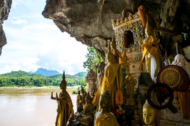 Les grottes sont connues pour leurs sculptures miniatures de Bouddha. Des centaines de personnages bouddhistes en bois sont pour la plupart endommagés et disposés sur les étagères murales