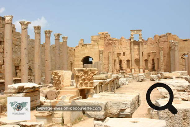 La cité antique de Leptis Magna aurait été fondée par les Phéniciens, même si les premières traces d’occupation remontent au VIIᵉ siècle avant J.-C.. Embellie et agrandie par Septime Sévère, enfant du pays devenu empereur de Rome, elle fut l’une des plus brillantes métropoles de l’Empire romain.