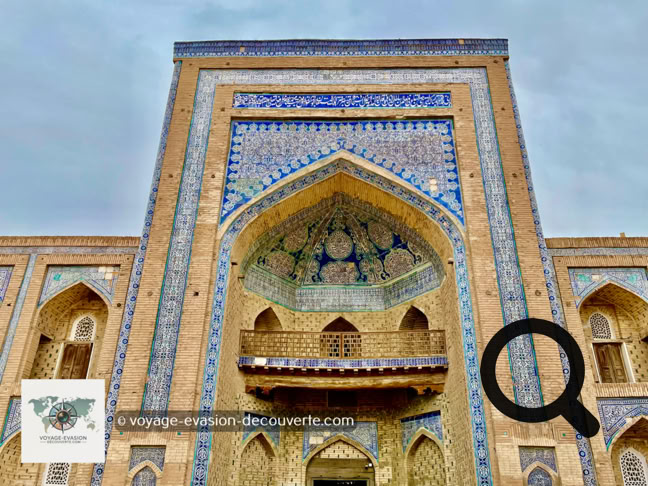 Située non loin de la forteresse Kounya Ark, la médersa Mohammed Rakhim Khan est l'une des dernières grandes constructions réalisées avant la chute du khanat de Khiva.