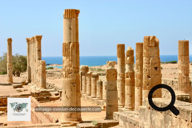 Située sur la côte libyenne, Ptolémaïs est une ancienne cité grecque fondée probablement au VIIᵉ ou VIᵉ siècle avant notre ère par des colons venus de Barqa (l’actuelle Cyrène).