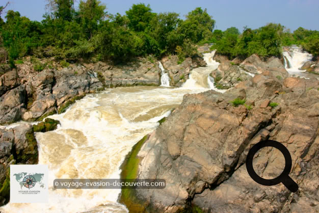Appelées aussi chutes de Khone, sa hauteur est de 21 mètres, en plusieurs rapides répartis sur environ 10 kilomètres. Ces chutes ont l'un des débits les plus importants au monde, avec un débit moyen de presque 11 000 m³ par seconde et un débit maximum supérieur à 49 000 m³  par seconde.