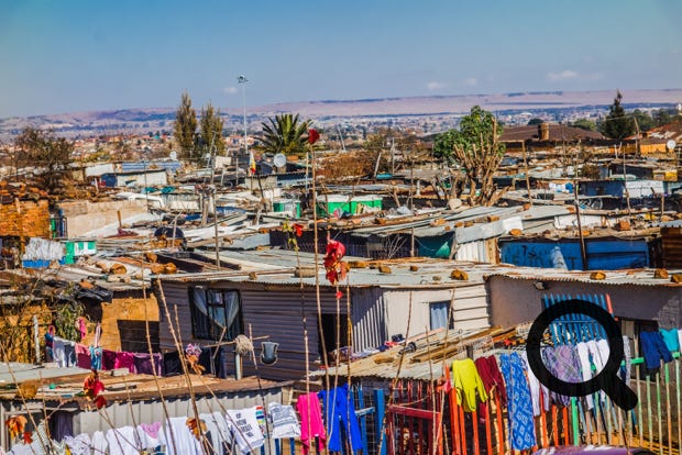 Le township de Soweto est probablement le plus fort symbole pour la lutte contre l'Apartheid. Comme tous les bidonvilles en Afrique du Sud, il reflète le visage le plus miséreux et emblématique du pays. 