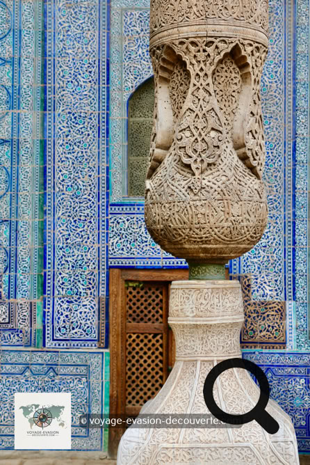 Le Tach Khaouli, littéralement « palais de pierre », est sans doute le monument le plus somptueux de Khiva. Construit au XIXᵉ siècle par le khan Allakouli, il devait surpasser en beauté toutes les résidences royales du pays.