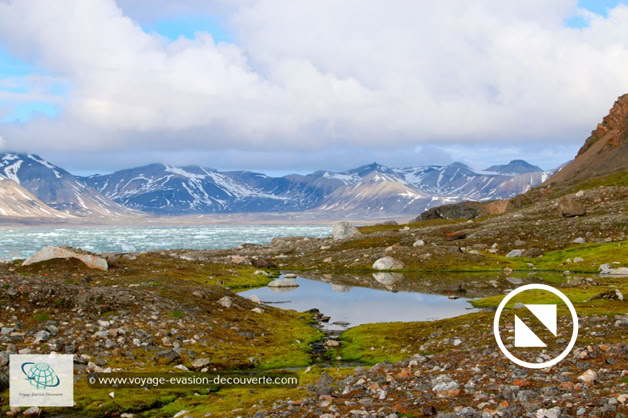 Avec ses 30 km de long et 5 km de large, le Krossfjord se partage l'embouchure avec le Kongsfjord. En majeure partie montagneux et escarpé. La partie plate se situe à l’Ouest du fjord, là où se trouvent aussi les seuls lacs de la région.