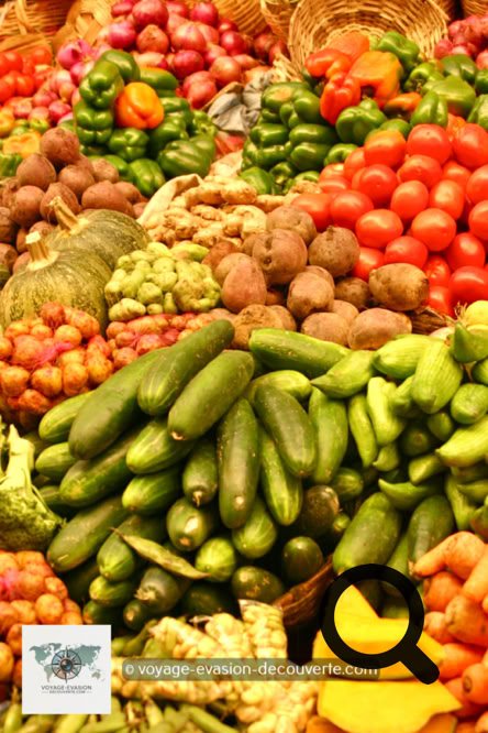 C’est un marché spécial de fruits et de légumes. C’est un vrai délice pour les yeux et les papilles. Un marché de rue authentique où l’on trouve toutes sortes de fruits classiques et exotiques. 