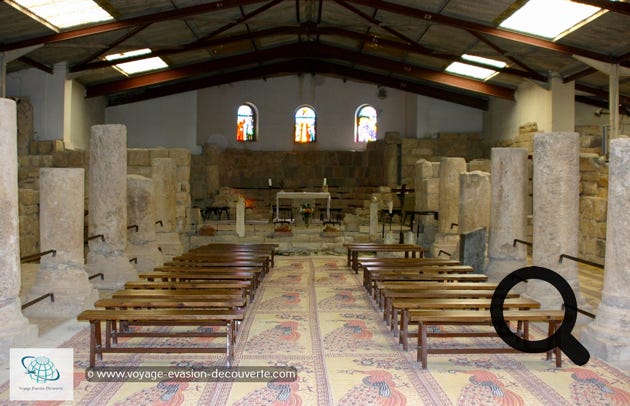 Situé à l’Ouest de Amman, à une quarantaine de kilomètres, c’est un sommet de 817 mètres d’altitude. Le site actuel qui se visite est le ras Siyagha, qui se traduit de l'araméen d'origine par  “colline du monastère“.  