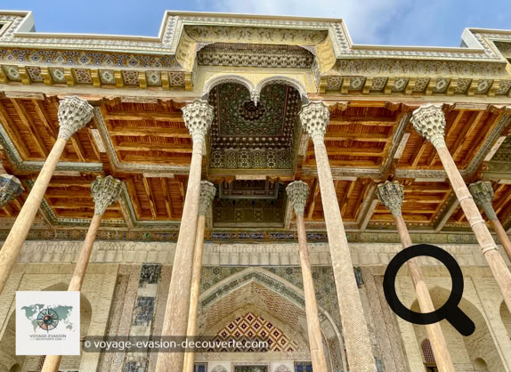 Située juste en face de la citadelle Ark, la mosquée Bolo Khaouz est l'un des monuments les plus élégants de Boukhara. Elle fut construite en 1712, à l'époque où l'émir priait encore ici avant de se rendre au palais. Son nom signifie “la mosquée du bassin”, en référence au grand réservoir d'eau (haouz) qui s'étend juste devant elle et qui  reflète à merveille sa silhouette.