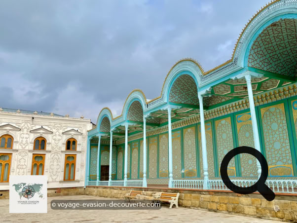 Au milieu d'un vaste jardin planté d'arbres fruitiers, se dresse le Sitora-i-Mokhi Khossa, littéralement « le Palais de l’étoile et de la lune ». Résidence d'été des derniers émirs de Boukhara, ce palais somptueux fut construit à la fin du XIXᵉ siècle, sous le règne de l’émir Mirza Alim Khan.