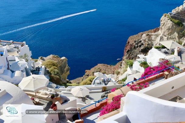 Que dire de la Grèce, la simple mention de ce beau pays évoque tout de suite des images de soleil, de plages paradisiaques aux eaux bleu turquoise, aux milliers d’îles de toutes beautés, à un climat idyllique, aux ruines antiques extraordinaires, aux habitations au charme traditionnel, sans oublier une cuisine savoureuse toujours basée sur des produis frais et un accueil chaleureux et souriant.  En résumé, un vrai petit paradis !!! 