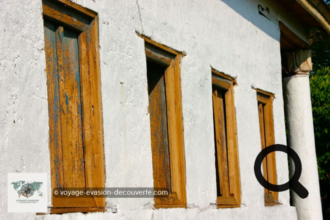 Il se trouve de l’autre côté du Mékong. Nous avons pris un petit bateau privé pour nous faire traverser (1$ par personne pour un aller et idem pour le retour). Possibilité de prendre le ferry pour 0,5$ par personne aller et idem pour le retour. 