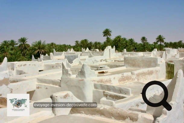 Une des premières villes fortifiées du Sahara, son architecture est conçue pour résister au climat extrême du désert. Cette oasis se situe à la frontière de la Tunisie et de l’Algérie.