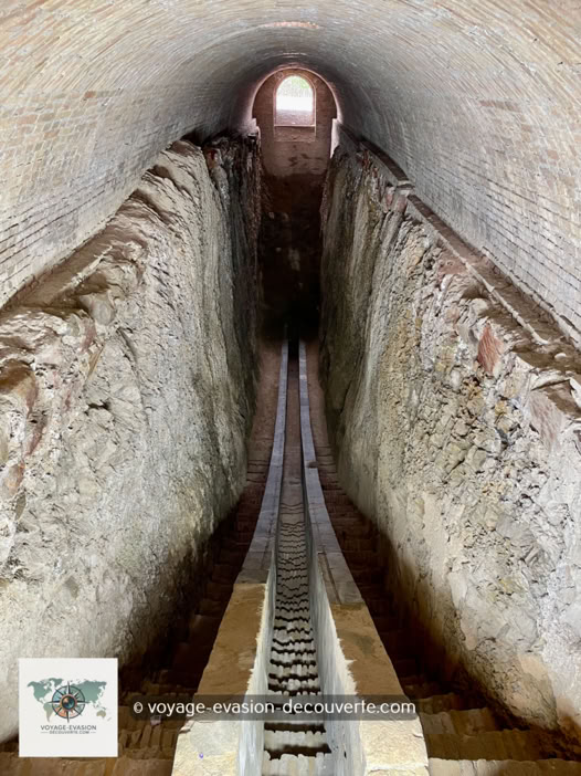 Perché sur une colline à la périphérie de Samarcande, l'observatoire d'Ulugh Beg est un lieu chargé d'histoire et de savoir. Construit au XVe siècle par le prince Ulugh Beg, petit-fils du grand conquérant Tamerlan, il témoigne de l'immense avancée scientifique de la civilisation timouride.