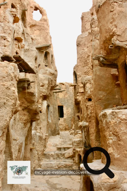Connue pour son Qsar, grenier fortifié, Nalut abrite le grenier le plus complexe de Libye. Il a sans doute été construit comme Qasr al-Haj, un simple cercle de pièces de nourriture, mais les augmentations croissantes de population ont mené à la création de plus d’unités de stockage. Ainsi une autre colline de voûtes tournées vers l’extérieur a été construite dans la zone centrale, comme un château géant boueux. Quatre étages de haut, et des murs extérieurs ont été construits progressivement plus haut pour qu’encore plus de pièces soient empilées au sommet. L’effet est superbement complexe comme un labyrinthe de couloirs parsemés d’ouvertures.
