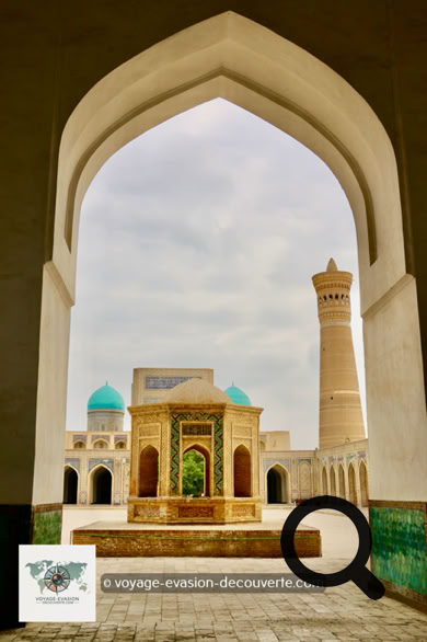 Majestueusement posée face à la mosquée Kalon, la médersa Mir-i-Arab est l’un des plus beaux exemples d’architecture religieuse d’Asie centrale. Construite au XVIᵉ siècle sous le règne de l’émir Oubaidoullah Khan, elle doit son nom à son maître spirituel, le cheikh Mir-i-Arab, un érudit originaire du Yémen. 