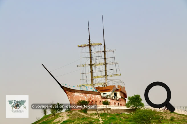 La partie la plus vaste du parc est aujourd’hui occupée par des attractions foraines : manèges, stands de tir, grande roue etc... On y retrouve une ambiance très rétro et bon enfant, presque hors du temps, où les familles viennent flâner.