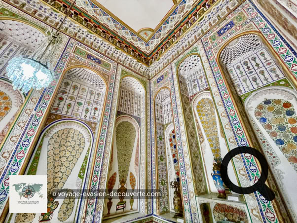 Au milieu d'un vaste jardin planté d'arbres fruitiers, se dresse le Sitora-i-Mokhi Khossa, littéralement « le Palais de l’étoile et de la lune ». Résidence d'été des derniers émirs de Boukhara, ce palais somptueux fut construit à la fin du XIXᵉ siècle, sous le règne de l’émir Mirza Alim Khan.