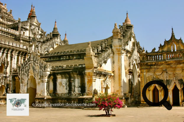 Ce temple est l’un des plus beaux de la région de Bagan. Édifié par le roi Kyanzittha en 1091, il était originellement dédié à la "sagesse infinie" du bouddha (ananta pinya). Cependant ce terme a été confondu avec le nom d'Ananda, cousin du Bouddha.