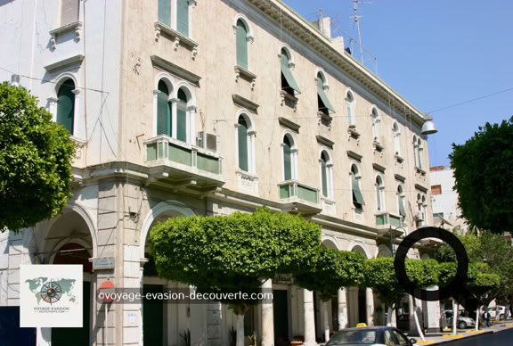 Tripoli est une ville surprenante, à la fois authentique et contrastée. Sa vieille ville fortifiée, posée sur son îlot, offre un enchevêtrement de ruelles animées, de portes sculptées et d’arcs blanchis par le soleil.