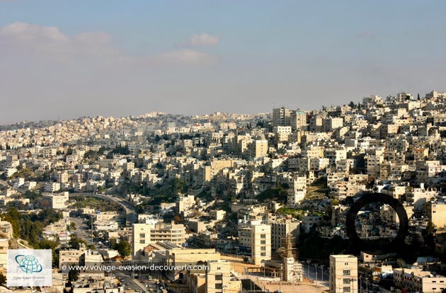 Capital de la Jordanie, Amman à l'époque romaine, elle était appelée Philadelphia et apparaît dans la Bible sous le nom de Rhabbat Ammon. Elle est d'ailleurs l'une des plus vieilles villes du monde à être toujours habitée. C’est la plus grande ville de Jordanie.   