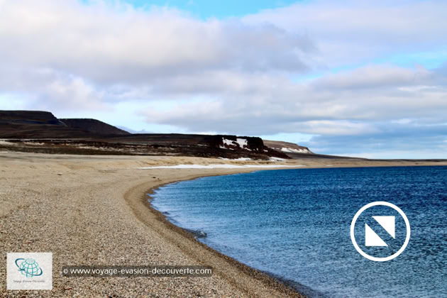 Augustabukta est une baie qui se situe dans la partie Sud-Ouest de l’île de Nordaustlandet, du nom de Marie Louise Augusta Catharine, princesse de Sachen-Weimar-Eisenach (1811-1890).