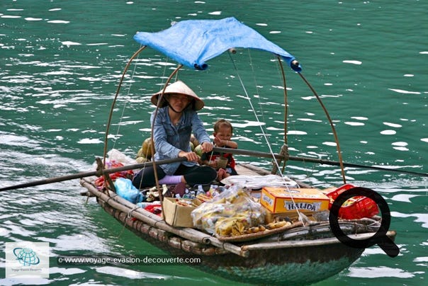 Nous sommes passés à coté de cabanes flottantes formant de minuscules villages flottants de pêcheurs où des vendeurs itinérants essayent de vous vendre quelques articles.  