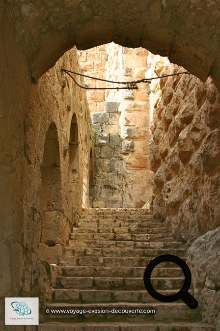 Il est connu sous le nom de Qal'at Ar-Rabada. C’est une forteresse musulmane qui a été construite sur la colline appartenant au mont Ajlun.  