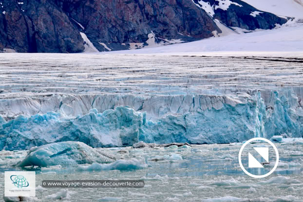Il a une longueur d'environ 16 kilomètres et une superficie totale d'environ 127 km². Connu sous le nom de glacier du 14 juillet, il se situe dans la région du Haakon VII Land. Ce beau glacier culmine à plus de 30 mètres au-dessus du niveau de la mer.