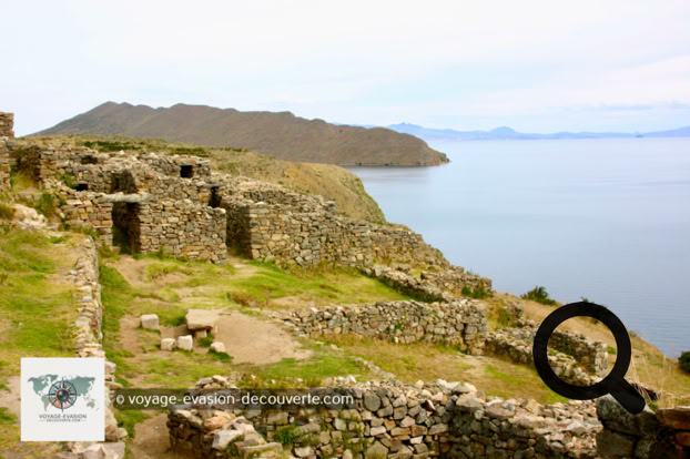 Le trek dure environ 4h en traversant les ruines du temple du Soleil “Pilkokaina“.