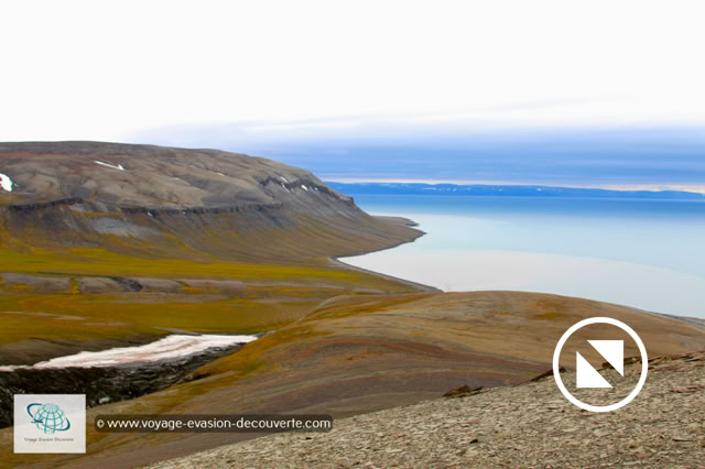 Ce cap est situé sur la pointe Nord-Ouest de l'île, à l’embouchure du détroit de Freemansund, qui sépare les îles de Barentsøya et d’Edgeøya. Le paysage en grande partie non glaciaire invite à de belles randonnées.