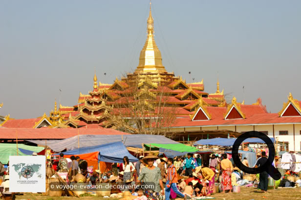 C’est un marché local typique très animé avec ses étales de produits locaux déposés à même le sol.
