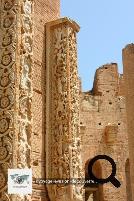 La cité antique de Leptis Magna aurait été fondée par les Phéniciens, même si les premières traces d’occupation remontent au VIIᵉ siècle avant J.-C.. Embellie et agrandie par Septime Sévère, enfant du pays devenu empereur de Rome, elle fut l’une des plus brillantes métropoles de l’Empire romain.