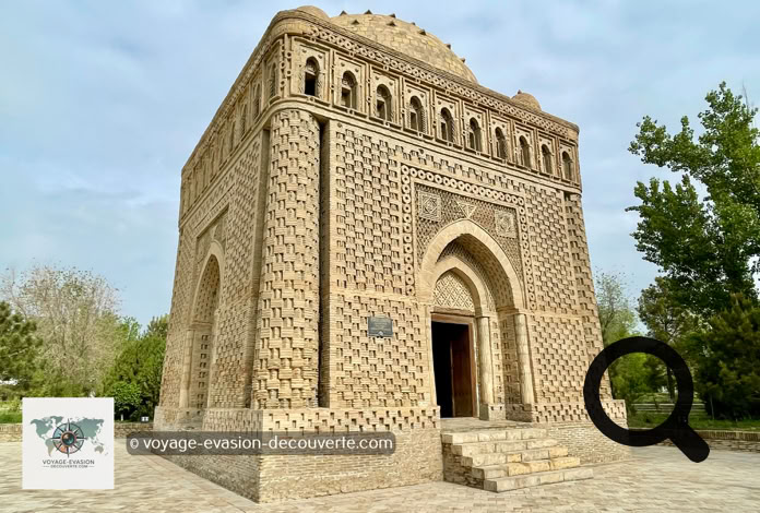 Parfaitement conservé, le mausolée des Samanides est sans doute le monument le plus ancien et le plus emblématique de Boukhara. Il fut édifié à la fin du IXᵉ siècle pour abriter la tombe d'Ismaïl Samani, fondateur de la dynastie samanide, et marque l'un des sommets de l'architecture musulmane primitive en Asie centrale.