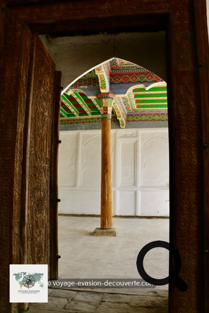 C'est l'un des monuments les plus émouvants de Kokand. Son nom signifie littéralement « la mère du khan », car il fut érigé en hommage à la mère du khan Madali, au XIXᵉ siècle.