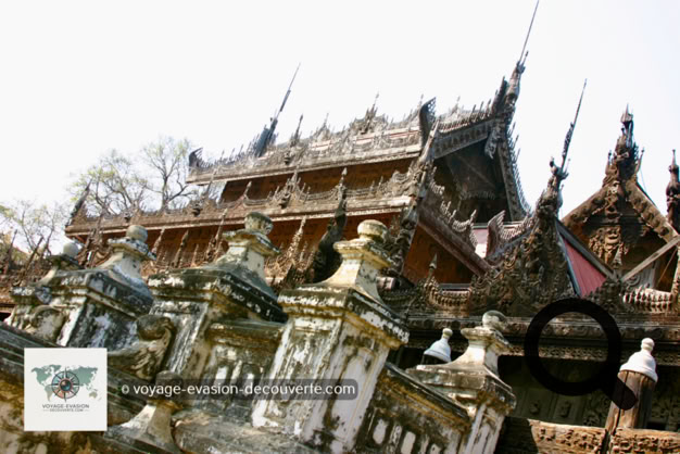 Le monastère Shwe Nan Daw est une structure en teck sculpté et ciselé à la perfection selon les principes de l’architecture birmane du XIXe siècle. C’est un large Shen-yang avec quatre niveaux de toitures séparés. Les décorations et ornements, les sculptures raffinées des parapets et des portes donnent une indication de la richesse du palais royal disparu.