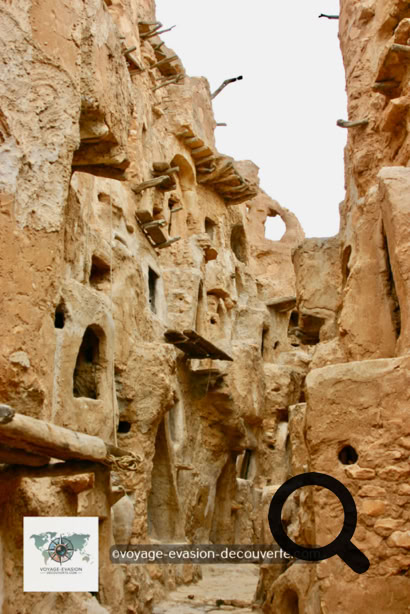Connue pour son Qsar, grenier fortifié, Nalut abrite le grenier le plus complexe de Libye. Il a sans doute été construit comme Qasr al-Haj, un simple cercle de pièces de nourriture, mais les augmentations croissantes de population ont mené à la création de plus d’unités de stockage. Ainsi une autre colline de voûtes tournées vers l’extérieur a été construite dans la zone centrale, comme un château géant boueux. Quatre étages de haut, et des murs extérieurs ont été construits progressivement plus haut pour qu’encore plus de pièces soient empilées au sommet. L’effet est superbement complexe comme un labyrinthe de couloirs parsemés d’ouvertures.