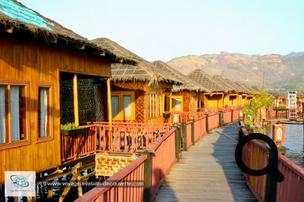C’est un bel hôtel sur pilotis qui se trouve  sur la rive Est du lac. Des passerelles en bois relient tous les bungalows au bâtiment principal de la réception, au restaurant et à la jetée. Le complexe est entièrement fabriqué à partir de matériaux locaux. Les chambres bungalows ont un coin salon et une terrasse avec une vue superbe sur le lac. Le service est agréable et souriant, et on y mange très bien. 