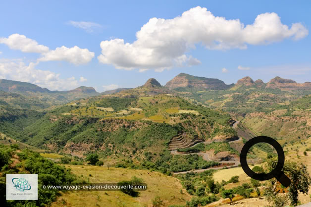 Tôt le lendemain matin, nous avons repris la route en direction de Axum en passant à travers les chaines de montagne de Limalini et les terres pittoresques des plaines de Tekezé. Nous avons mis presque 7 h pour arriver à Axum en nous arrêtant de temps en temps pour faire quelques poses, acheter les fruits ou manger un morceau à l'heure du déjeuner.