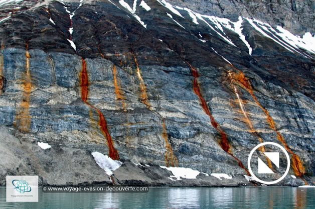 La roche est parfois noire, brune ou beige. Le fer présent dans la roche laisse apercevoir des traces le long des rochers comme des coulures rougeâtres.