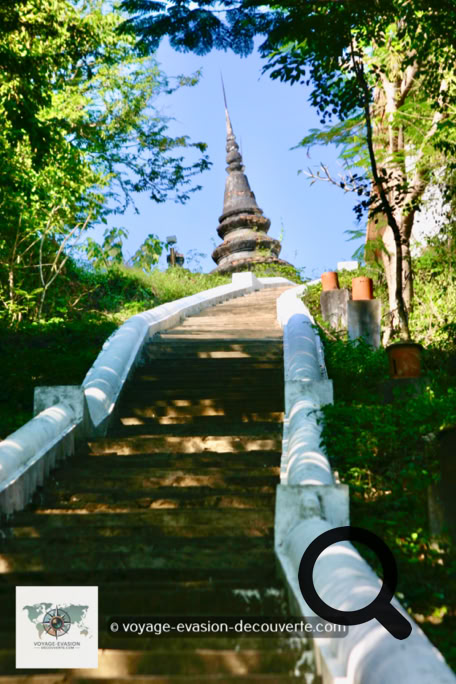 Il se trouve de l’autre côté du Mékong. Nous avons pris un petit bateau privé pour nous faire traverser (1$ par personne pour un aller et idem pour le retour). Possibilité de prendre le ferry pour 0,5$ par personne aller et idem pour le retour. 