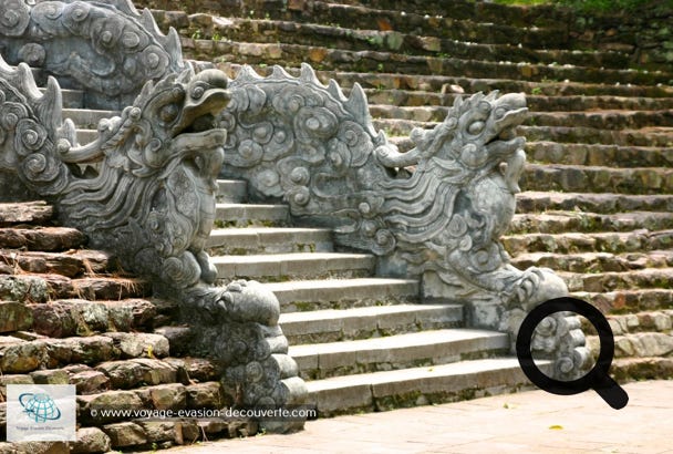 Premier arrêt, le tombeau de Tự Đức dans un cadre naturel enchanteur.  Il se compose d’une cinquantaine de constructions réparties sur un terrain aménagé en terrasse,  d’un lac, d’un îlot et de vastes jardins. 