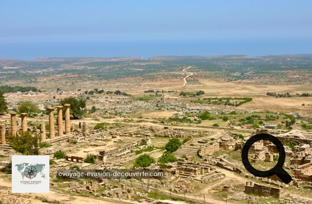 Cyrène, joyau de la Cyrénaïque, fut fondée par des colons grecs venus de Théra (l’actuelle Santorin) sur les  conseils de l’oracle de Delphes. C’était la plus ancienne et la plus importante des cinq colonies grecques de la région, déjà habitée par les anciens Libyens.